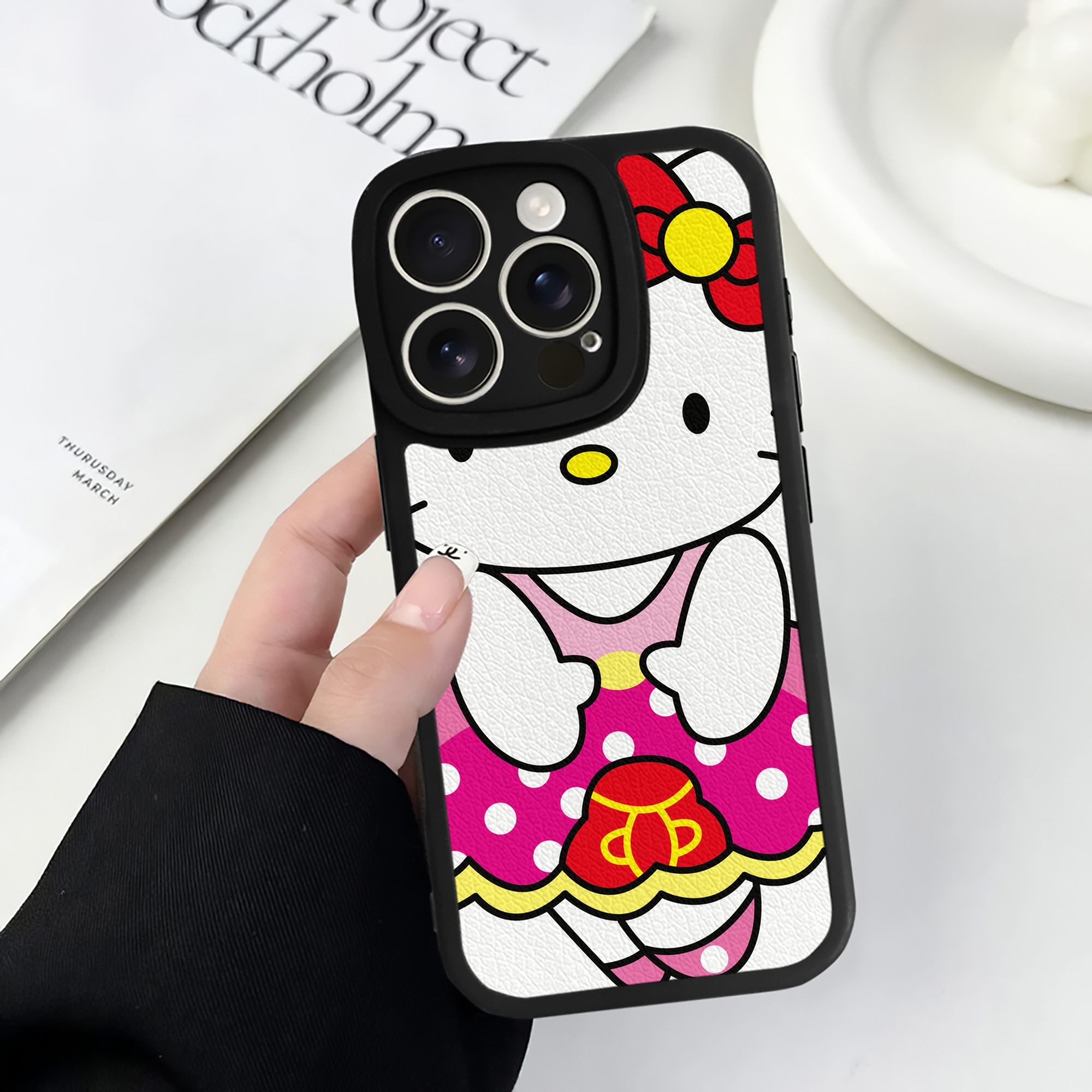 （画像用） Hello Kitty ハローキティ 【iPhone 16シリーズ対応】シリコンスマホケース（レザー調） 材質：シリコン